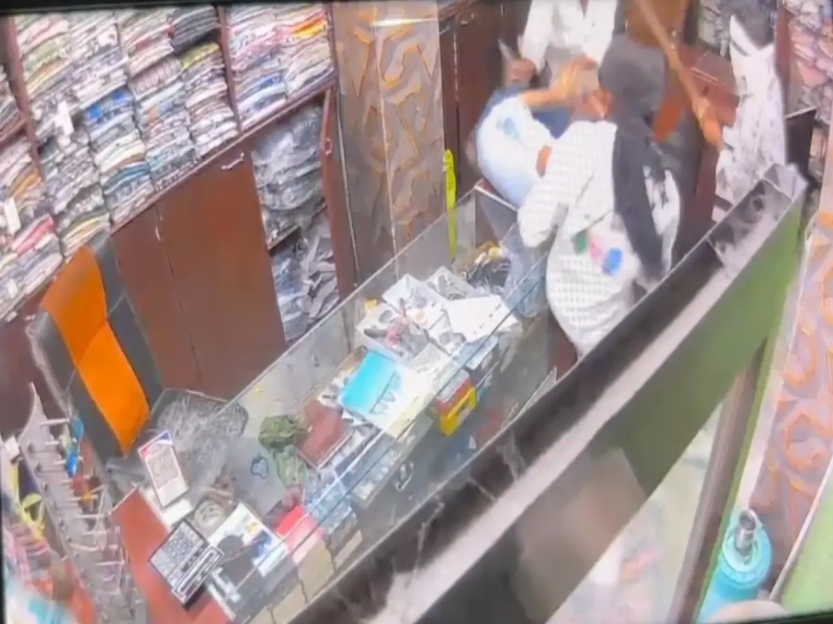 Beawar News: ब्यावर में दुकान में घुसकर चार-पांच युवकों ने सेल्समैन पर किया हमला, Video वायरल