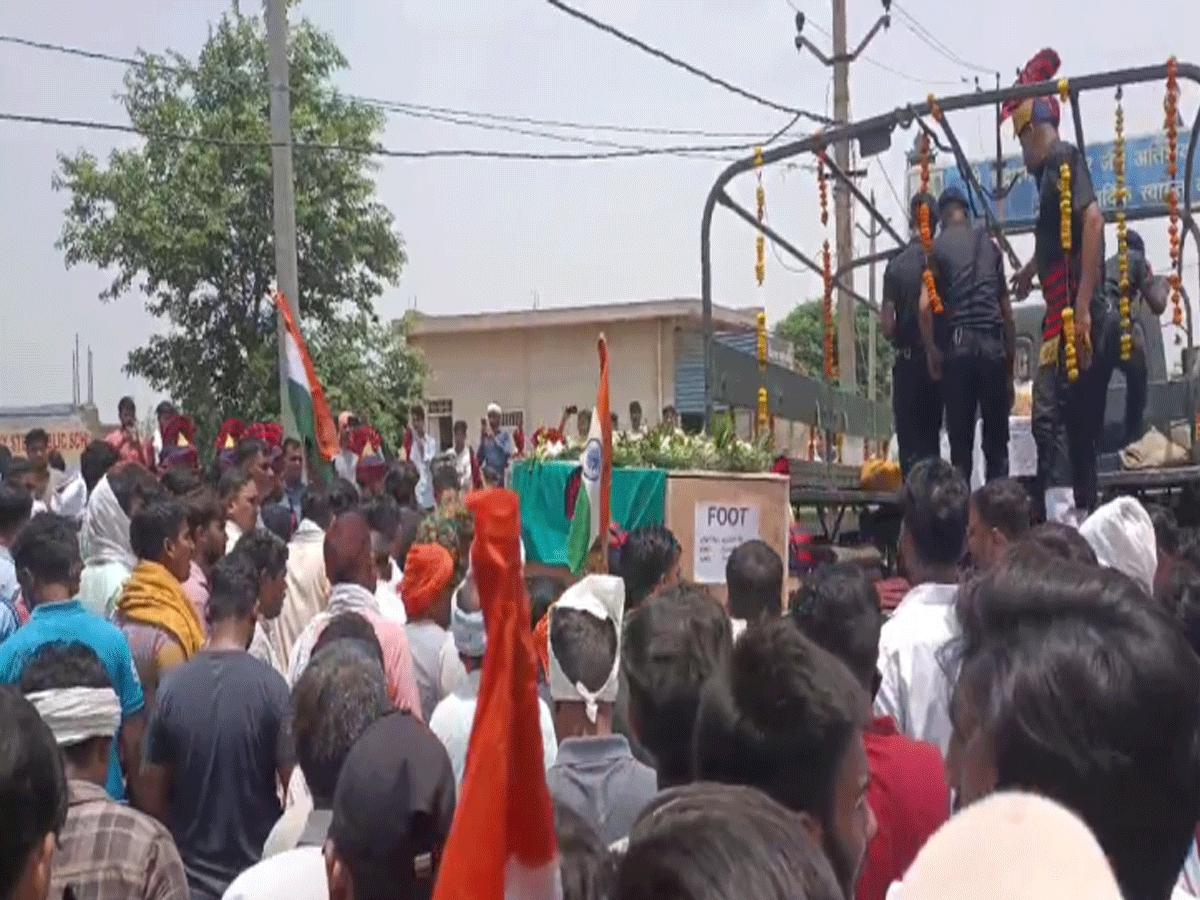सड़क हादसे में शहीद हुए सैनिक संजीव सैनी, 1 साल के भतीजे ने दी मुखाग्नि सड़क हादसे में शहीद हुए सैनिक संजीव सैनी, 1 साल के भतीजे ने दी मुखाग्नि