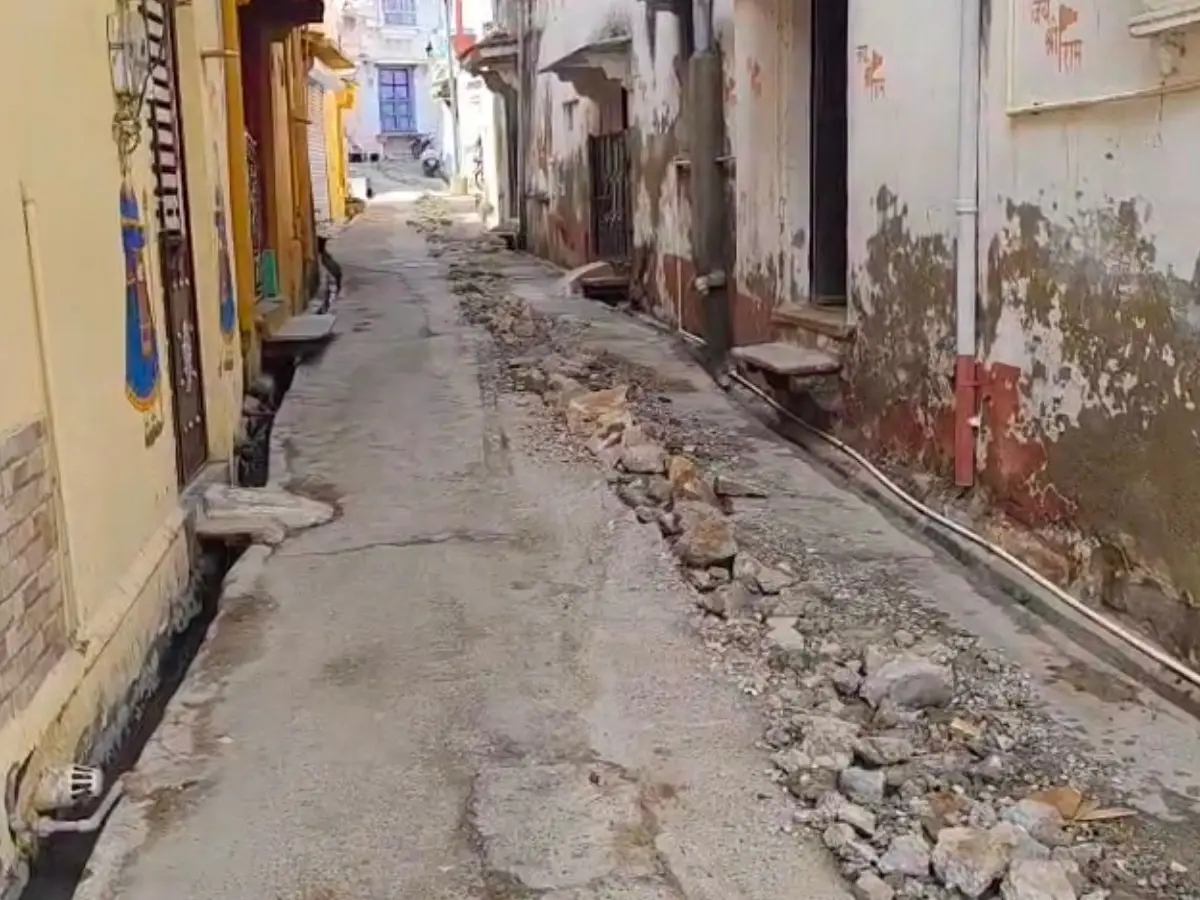 डूंगरपुर में आरयूआईडीपी की लापरवाही, सीवरेज व पेयजल लाइन कार्य की धीमी गति से जनता परेशान डूंगरपुर में आरयूआईडीपी की लापरवाही, सीवरेज व पेयजल लाइन कार्य की धीमी गति से जनता परेशान