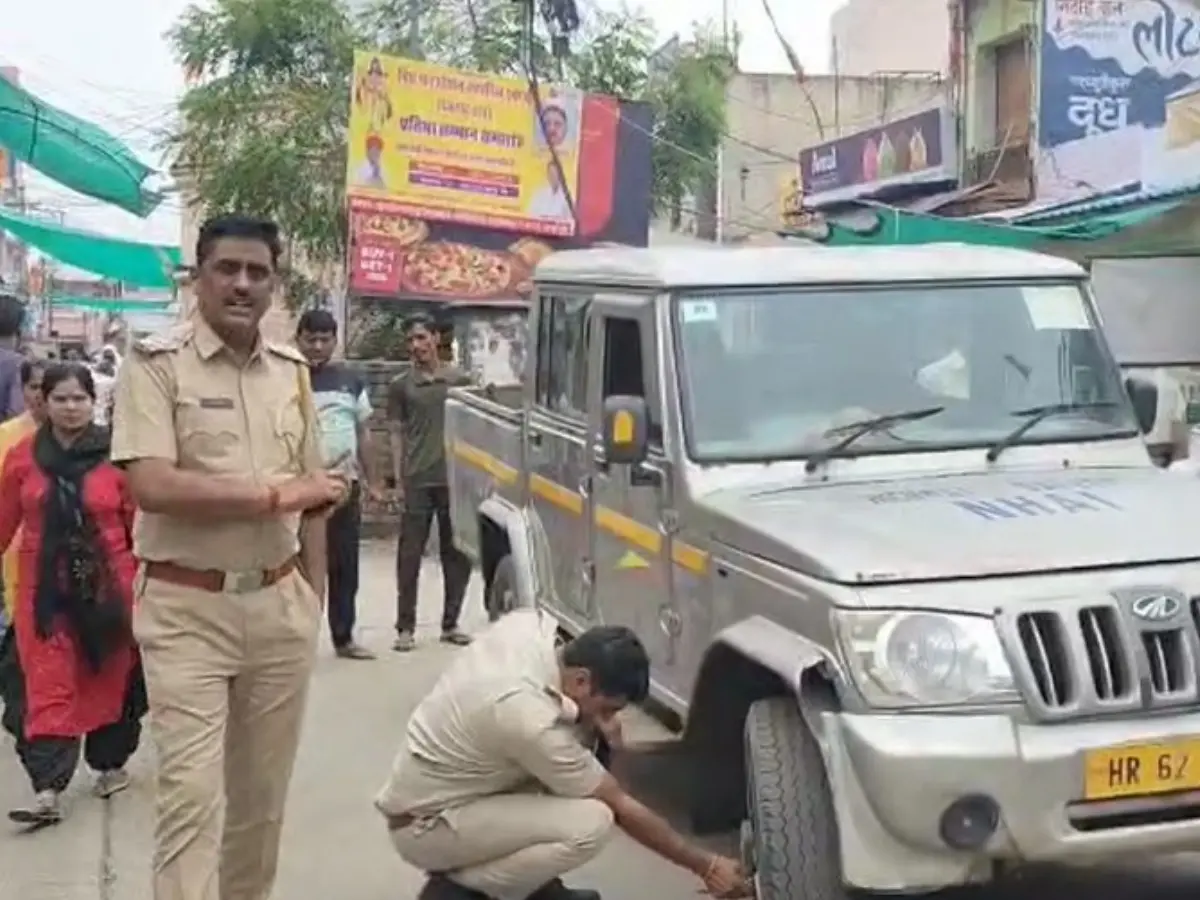 चूरू में मुख्य बाजार में बड़े वाहनों की पार्किंग पर पुलिस की सख्ती चूरू में मुख्य बाजार में बड़े वाहनों की पार्किंग पर पुलिस की सख्ती