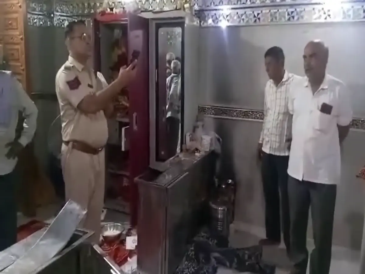 Sikar News: सीकर में चोरों का कहर! माता के मंदिर से की लाखों की चोरी Sikar News: सीकर में चोरों का कहर! माता के मंदिर से की लाखों की चोरी