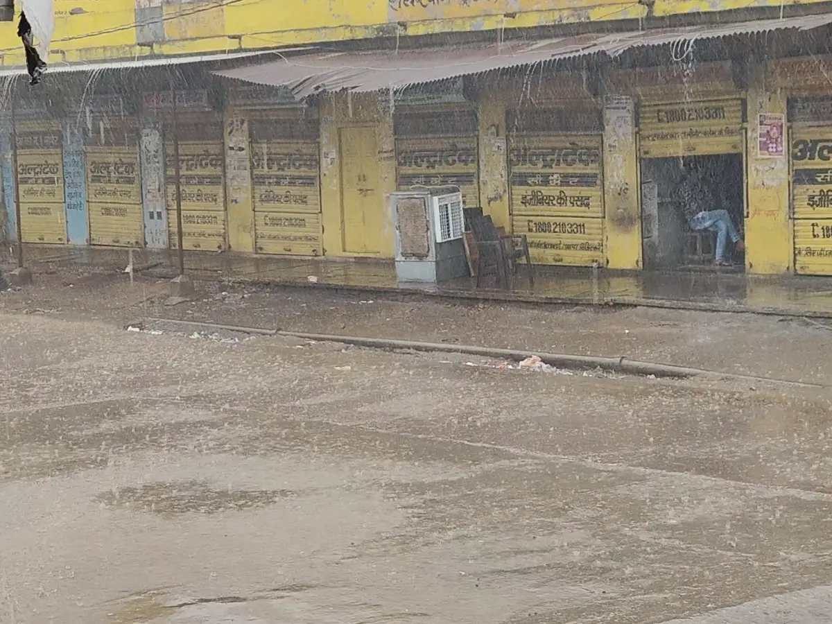 सवाई माधोपुर में झमाझम बारिश से मौसम का बदला मिजाज,तापमान में दर्ज हुई गिरावट सवाई माधोपुर में झमाझम बारिश से मौसम का बदला मिजाज,तापमान में दर्ज हुई गिरावट