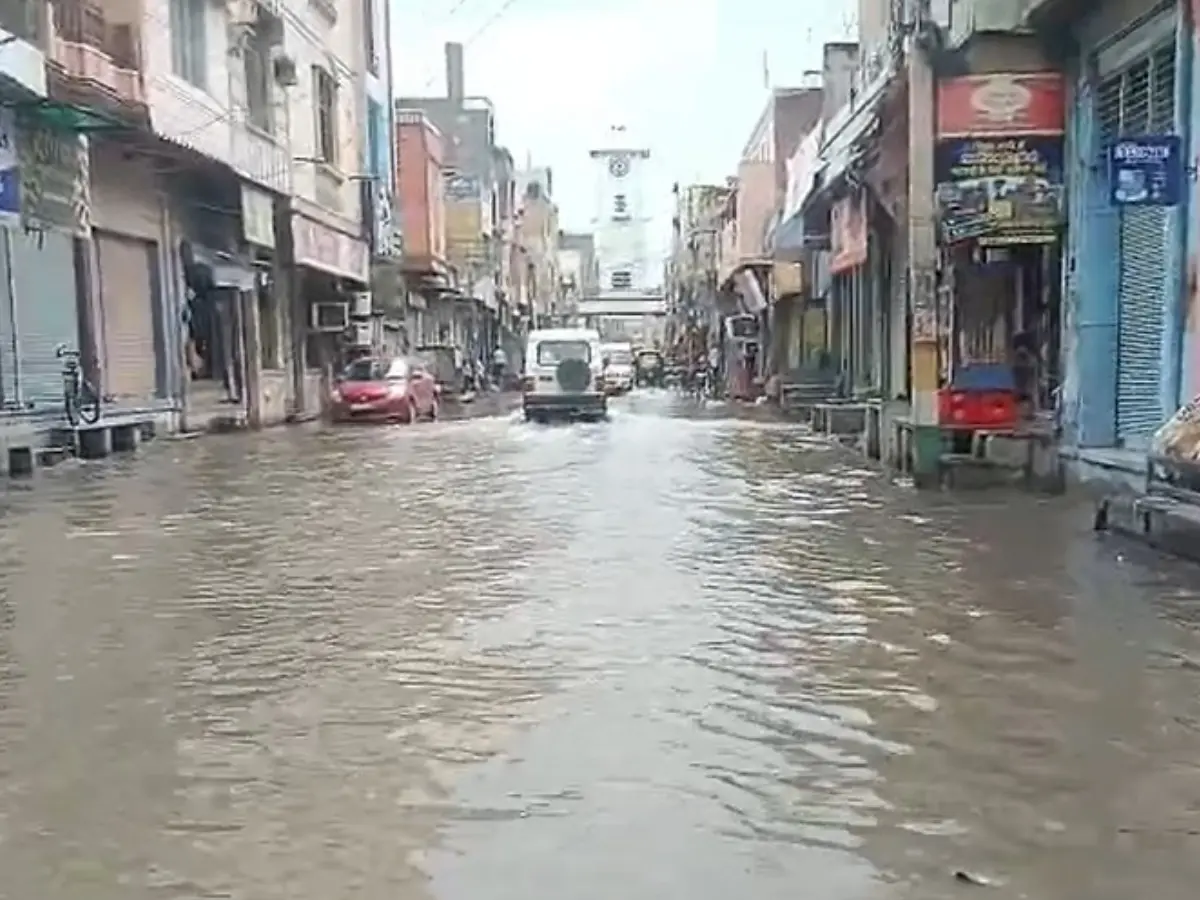 चूरू में जलभराव से व्यापारी परेशान, मुख्य बाजार सहित शहर के निचले इलाकों में भरा पानी चूरू में जलभराव से व्यापारी परेशान, मुख्य बाजार सहित शहर के निचले इलाकों में भरा पानी