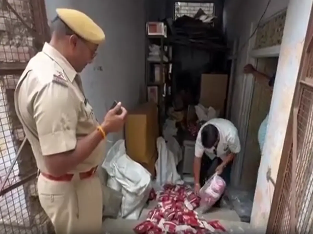 चाय की चुस्की में मिलावट का जहर! शाहपुरा में नकली चाय फैक्ट्री का भंडाफोड़ चाय की चुस्की में मिलावट का जहर! शाहपुरा में नकली चाय फैक्ट्री का भंडाफोड़
