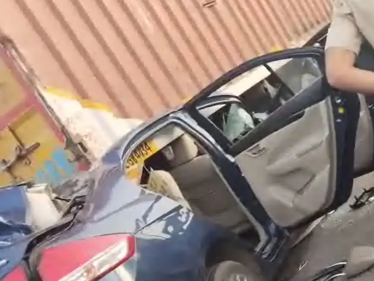 आगे चल रहे ट्रक में जा घुसी कार, बर्तन व्यवसायी और चालक की मौत