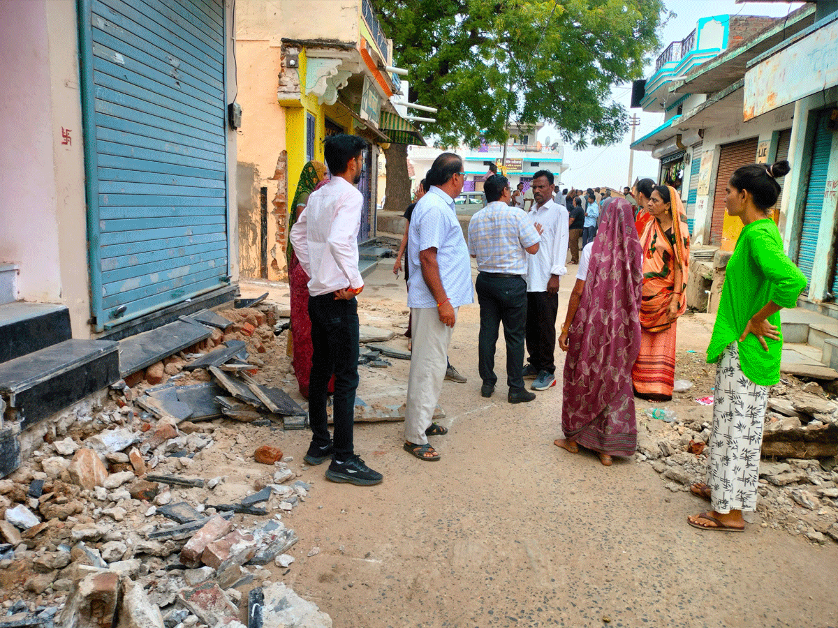 Dungarpur: बदमाशों ने दुकान और मकानों के आगे की तोड़ी सीढ़ियां, लोगों में आक्रोश