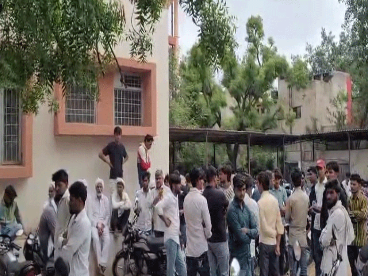 Alwar: रेलवे पटरी पर मिला युवक की लाश, पिता ने 10 लोगों पर लगाया हत्या का आरोप