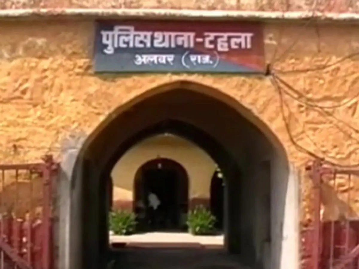 अलवर आगार की रोड़वेज बस के चालक-परिचालक के साथ हुई मारपीट, जांच में जुटी पुलिस अलवर आगार की रोड़वेज बस के चालक-परिचालक के साथ हुई मारपीट, जांच में जुटी पुलिस