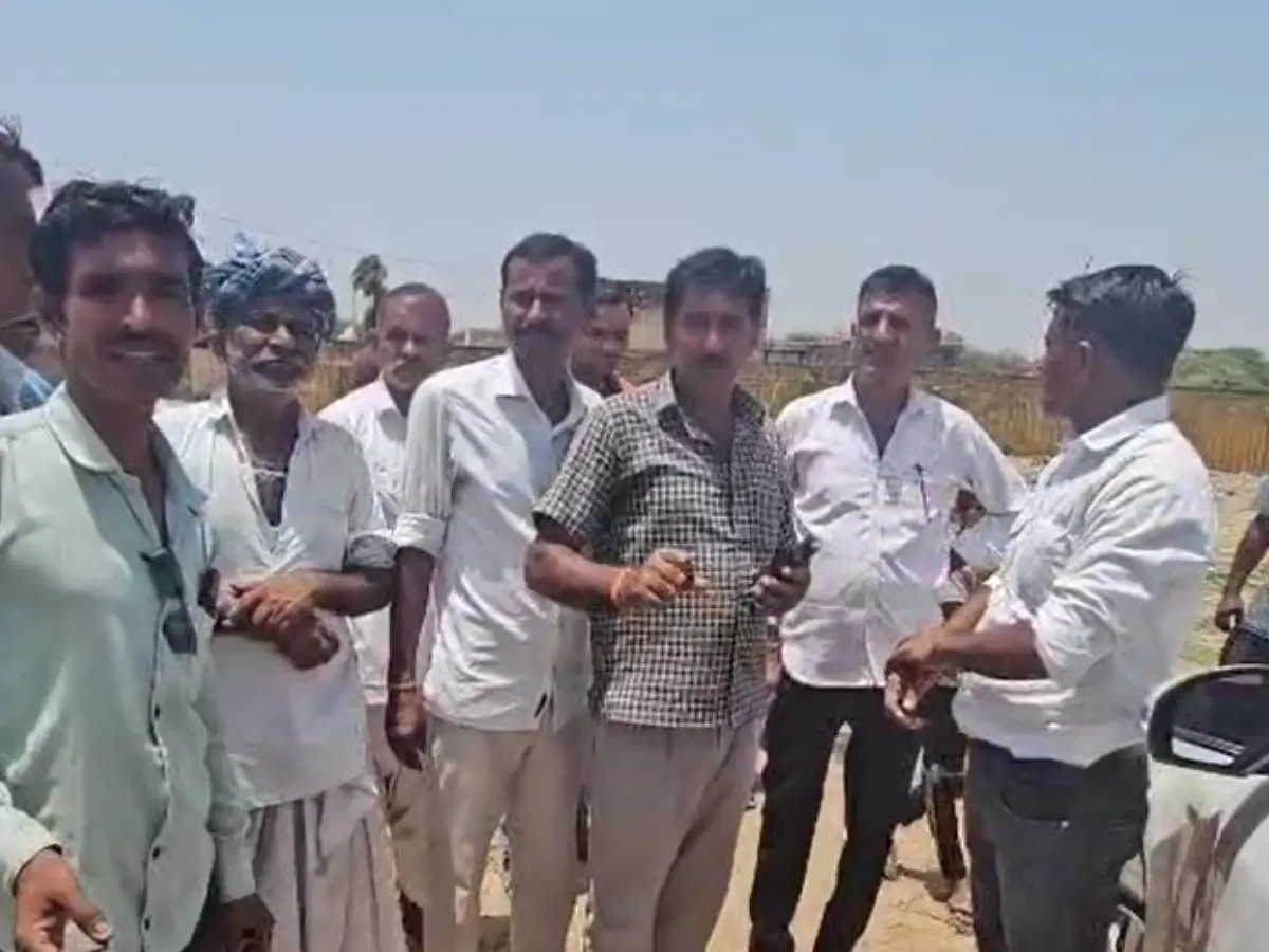 सांचौर के अचलपुर में भयंकर जल संकट, पांच-सात सौ रुपये देकर टैंकर डलवा रहे लोग सांचौर के अचलपुर में भयंकर जल संकट, पांच-सात सौ रुपये देकर टैंकर डलवा रहे लोग