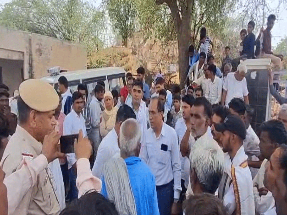 सरकारी भूमि पर सालों से बने पक्के मकानों पर पीला पंजा चलाने पहुंचा प्रशासन