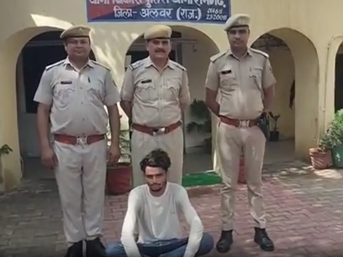 Rajasthan Crime: दिल्ली-बंगाल तक चला फर्जी अफसर का फॉर्मूला, अलवर से गिरफ्तार Rajasthan Crime: दिल्ली-बंगाल तक चला फर्जी अफसर का फॉर्मूला, अलवर से गिरफ्तार