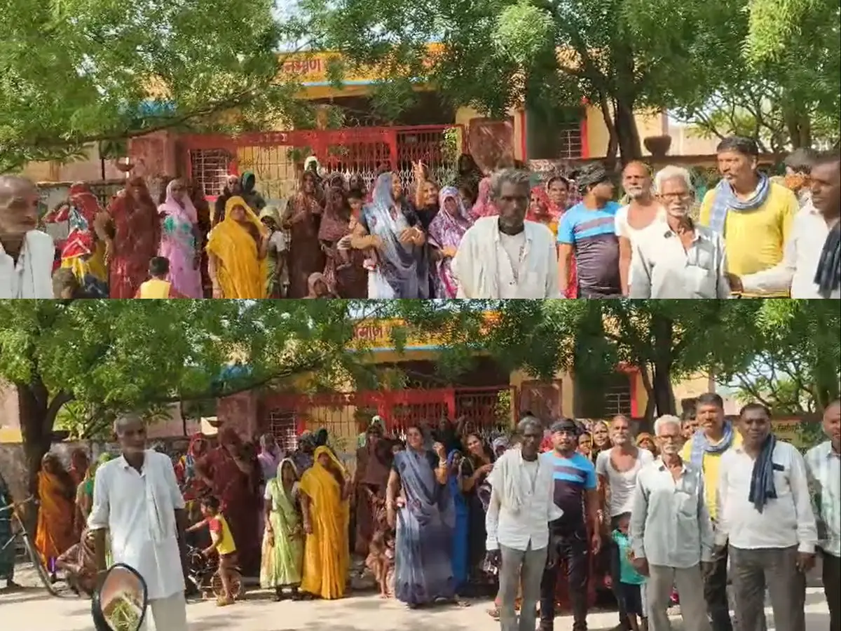 मनरेगा कर्मियों ने पंचायत के सामने दिया धरना, सचिव पर लगाया काम बंद करने का आरोप मनरेगा कर्मियों ने पंचायत के सामने दिया धरना, सचिव पर लगाया काम बंद करने का आरोप