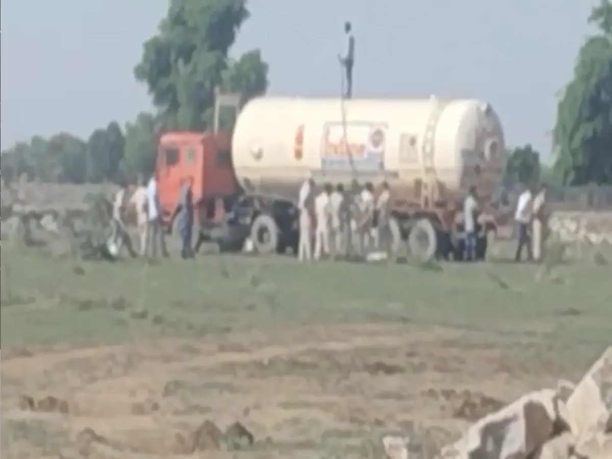 Dudu News: दूदू में LPG से भरे टैंकर से अचानक हुआ रिसाव, चालक की होशियारी ने हादसा होने से बचाया Dudu News: दूदू में LPG से भरे टैंकर से अचानक हुआ रिसाव, चालक की होशियारी ने हादसा होने से बचाया