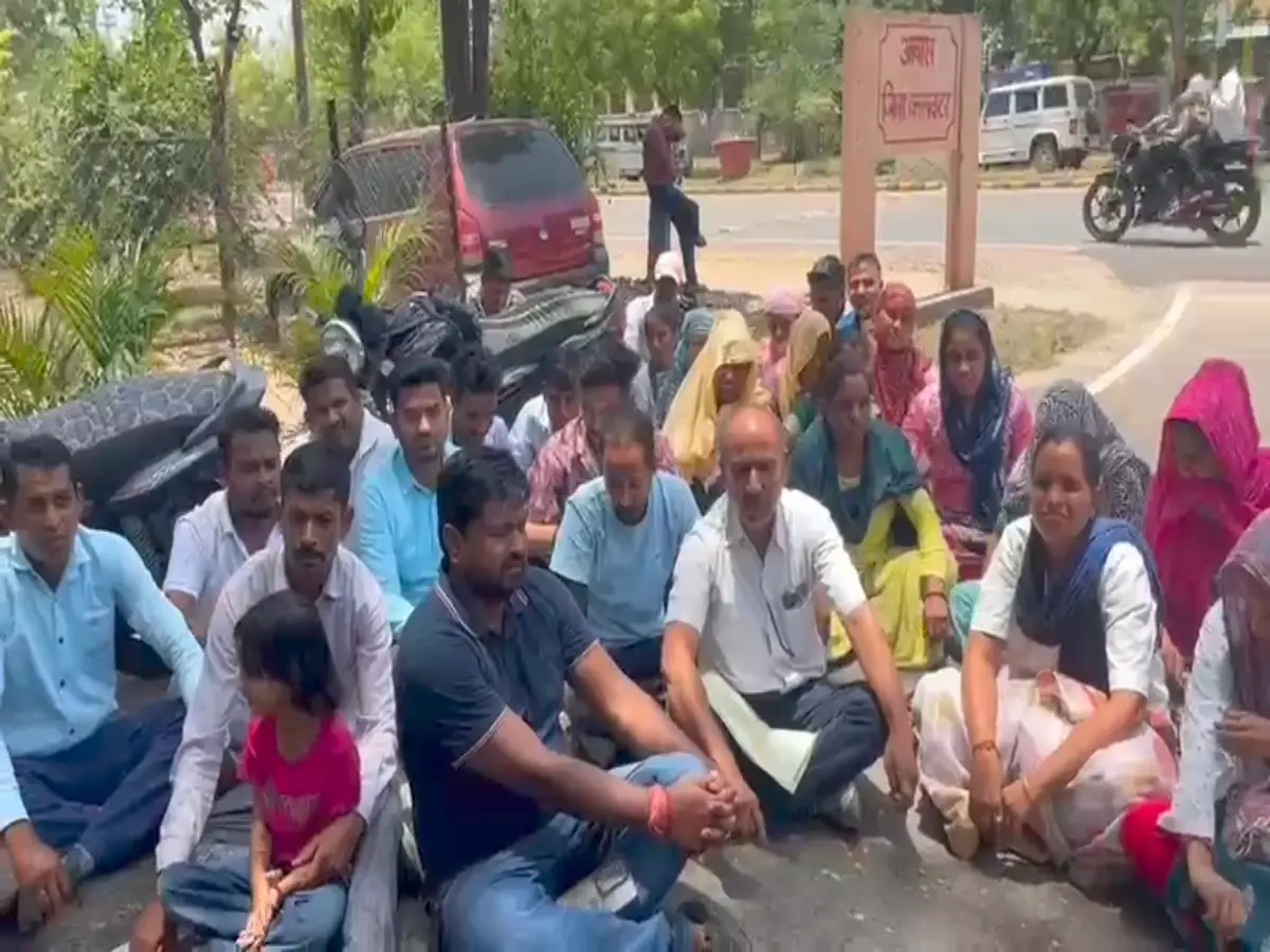 Dungarpur News: घूस दो, नौकरी पक्की करो! डूंगरपुर मेडिकल कॉलेज पर भारी आरोप – विधायक घोगरा धरने पर बैठे Dungarpur News: घूस दो, नौकरी पक्की करो! डूंगरपुर मेडिकल कॉलेज पर भारी आरोप – विधायक घोगरा धरने पर बैठे