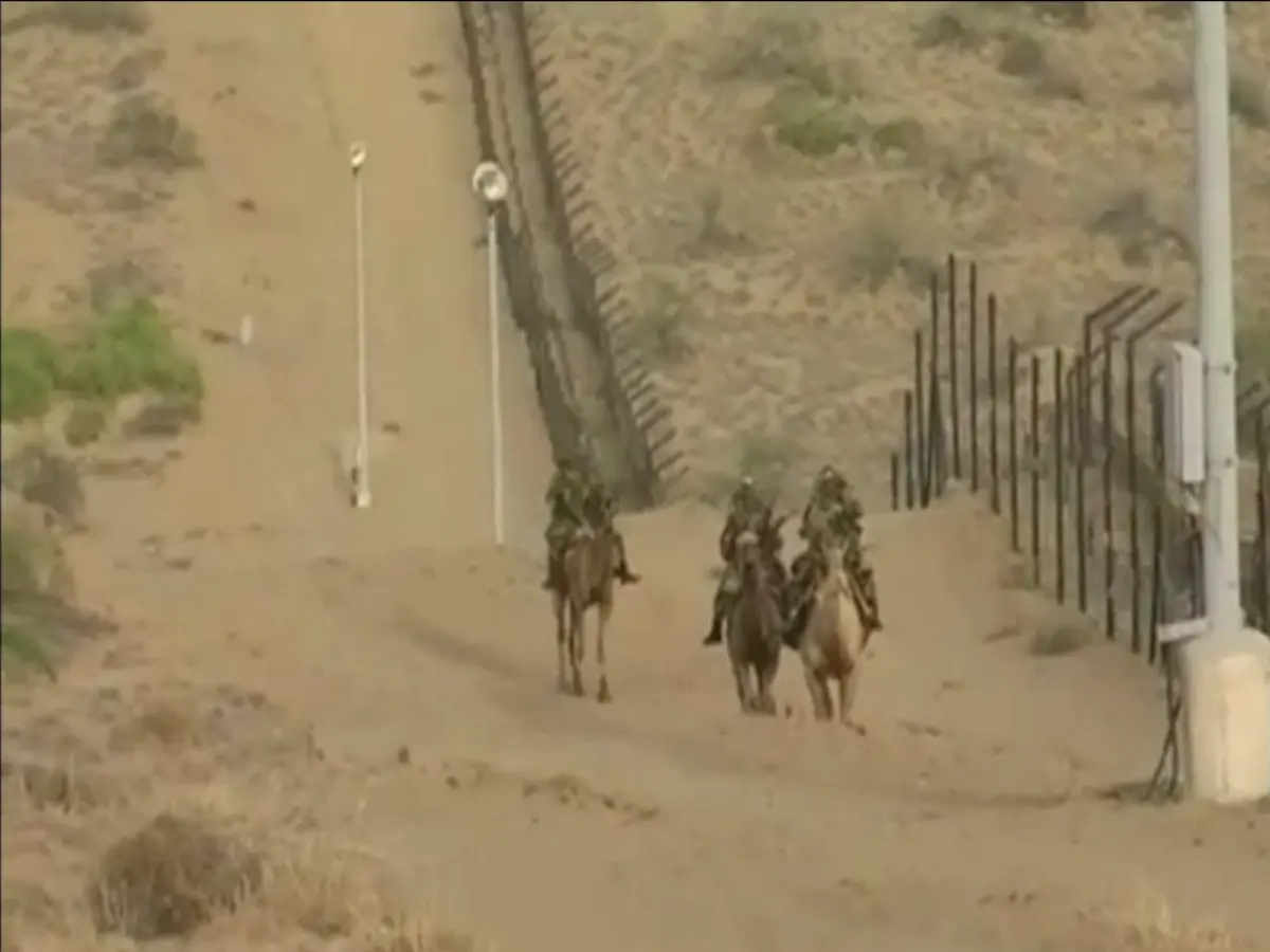 Jaisalmer News: पाक के नापाक मंसूबो पर पानी फेरने को BSF चौबीसों घंटे तैयार - DIG ने दिया धांसू बयान Jaisalmer News: पाक के नापाक मंसूबो पर पानी फेरने को BSF चौबीसों घंटे तैयार - DIG ने दिया धांसू बयान