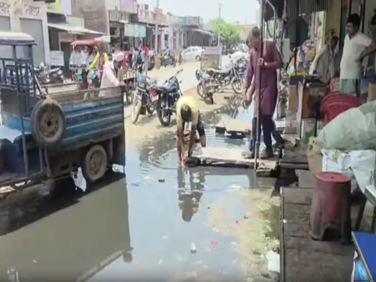 Alwar News: नाले भरे, रास्ते ठप... मानसून से पहले ही गोविंदगढ़ बेहाल Alwar News: नाले भरे, रास्ते ठप... मानसून से पहले ही गोविंदगढ़ बेहाल
