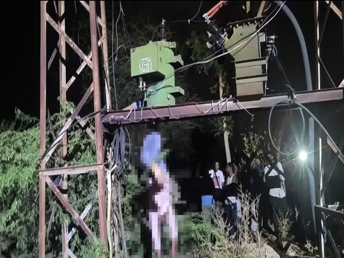 Didwana News: करंट से झुलसा जीवन! ट्रांसफॉर्मर पर लटका रहा शव, गांव में मचा कोहराम Didwana News: करंट से झुलसा जीवन! ट्रांसफॉर्मर पर लटका रहा शव, गांव में मचा कोहराम