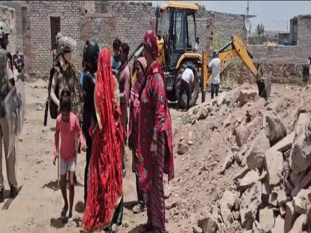 जोधपुर में अवैध अतिक्रमणकारियों की निगम दस्ते पर पत्थरबाजी, बीवी-बच्चों को बनाया ढाल जोधपुर में अवैध अतिक्रमणकारियों की निगम दस्ते पर पत्थरबाजी, बीवी-बच्चों को बनाया ढाल