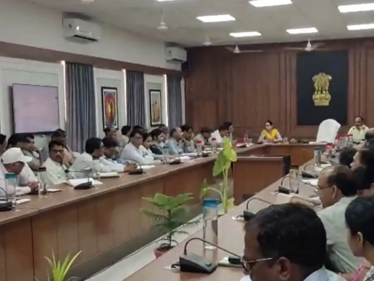 सीकर जिला कलेक्ट्रेट में हुई साप्ताहिक समीक्षा बैठक, बैठक में गर्मी व बरसात को लेकर हुई चर्चा
