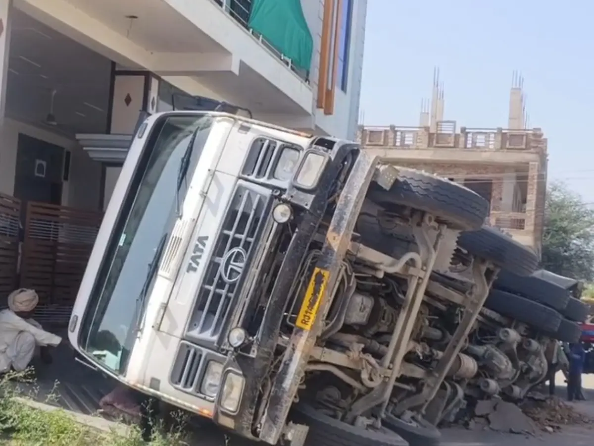 सीकर में आरटीओ के डर से कॉलोनी में घुसा ओवरलोड डंपर, मकान के सामने पलटा सीकर में आरटीओ के डर से कॉलोनी में घुसा ओवरलोड डंपर, मकान के सामने पलटा