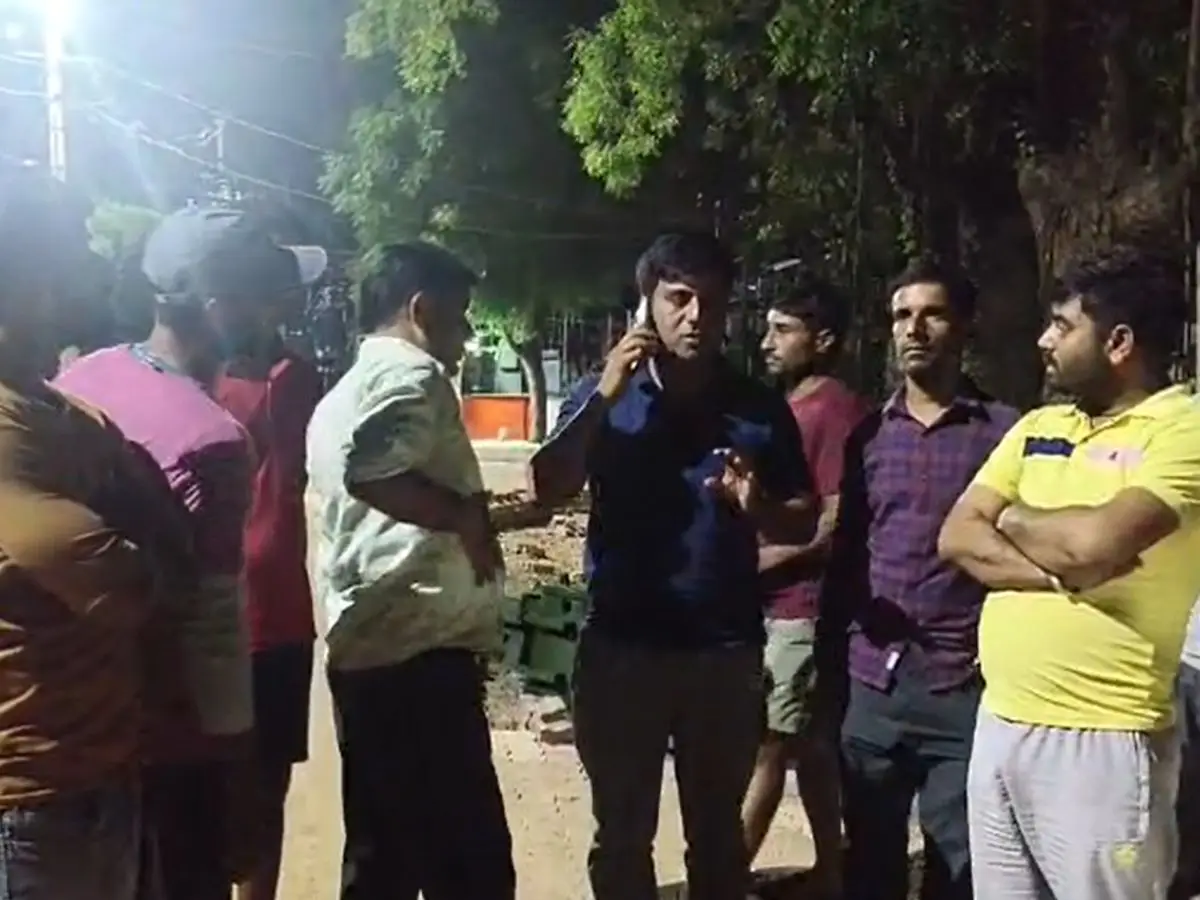 नशे में धुत विद्युत कार्मियों ने लोगों से किया अभद्र व्यवहार, सूचना पर पहुंचे  तहसीलदार फिर...