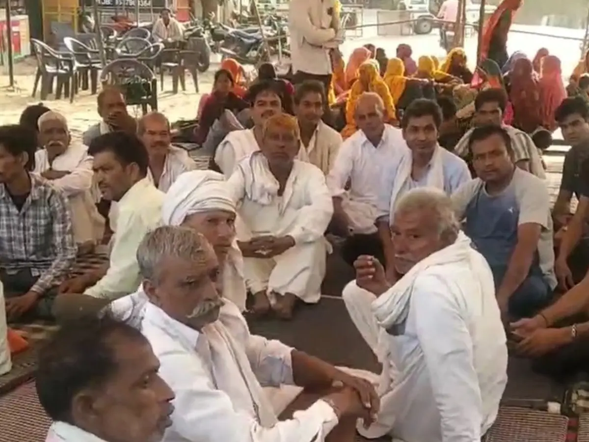रणथंभौर में टाईगर अटैक मामले में ग्रामीणों का धरना जारी, मुआवजे की मांग कर रहे लोग रणथंभौर में टाईगर अटैक मामले में ग्रामीणों का धरना जारी, मुआवजे की मांग कर रहे लोग