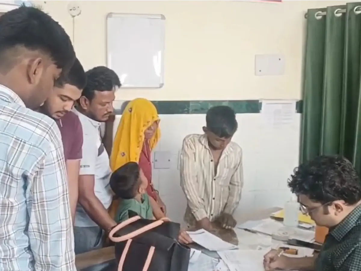 अलवर में आसमान से बरसती आग से पारा पहुंचा 45 डिग्री पार, एक डॉक्टर के भरोसे चल रही OPD