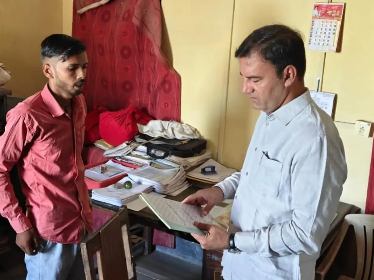 अलवर के लोगों की शिकायत पर एसडीएम ने किया दौरा, कार्यालयों से अधिकारी मिले नदारद