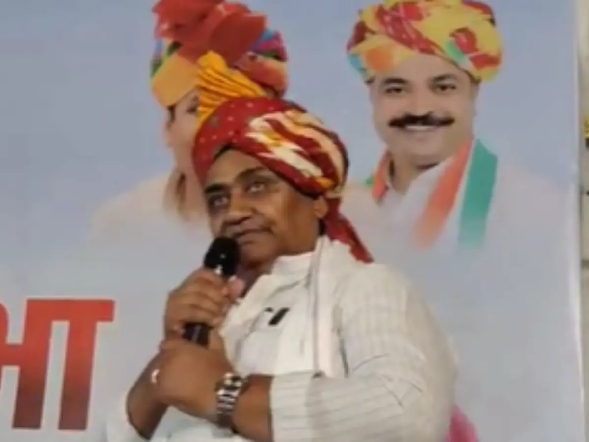 Rajasthan Politics: सीकर में कांग्रेस का शक्ति प्रदर्शन, संविधान बचाओ रैली में गरजे डोटासरा, नकली सरकार की बात, किरोड़ी लाल मीणा पर साधा निशाना Rajasthan Politics: सीकर में कांग्रेस का शक्ति प्रदर्शन, संविधान बचाओ रैली में गरजे डोटासरा, नकली सरकार की बात, किरोड़ी लाल मीणा पर साधा निशाना
