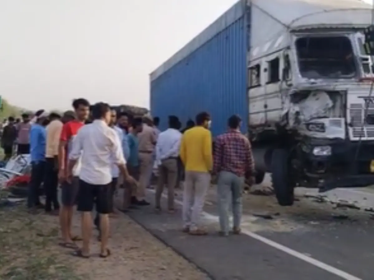 Jaipur Road Accident: जयपुर में भीषण सड़क हादसा, मातम में बदली शादी की खुशी, केंटर और सवारी गाड़ी की भिडंत में दुल्हन की मौत Jaipur Road Accident: जयपुर में भीषण सड़क हादसा, मातम में बदली शादी की खुशी, केंटर और सवारी गाड़ी की भिडंत में दुल्हन की मौत
