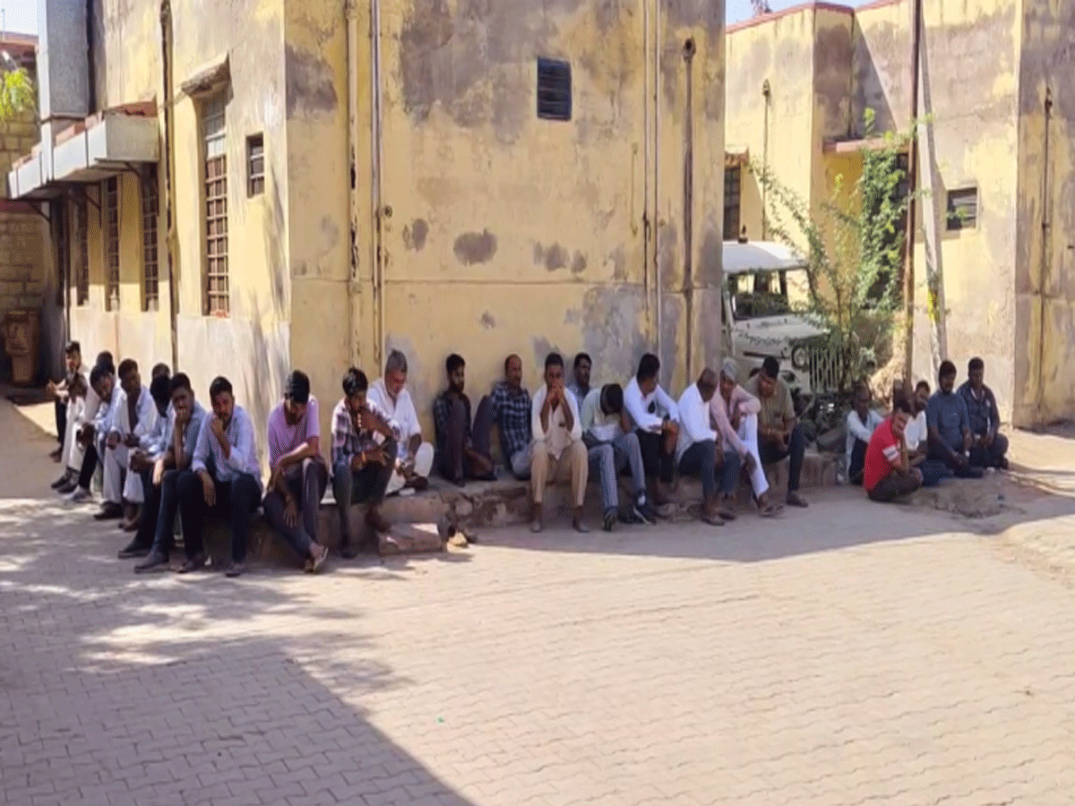Jaisalmer: आधी रात में छत पर तलवार लेकर आए बदमाश, नींद में किया युवक का मर्डर Jaisalmer: आधी रात में छत पर तलवार लेकर आए बदमाश, नींद में किया युवक का मर्डर