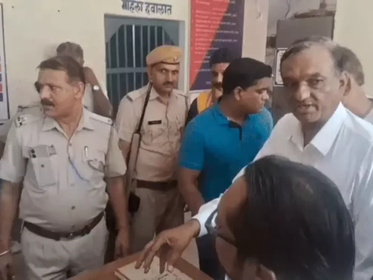 Ajmer Crime News: दिलदार मेरी नाबालिग बच्ची की फीस भरता है और उसे घुमाता भी है, रोते हुए बोली लड़की की मां, अगर काट कर कहीं फेंक दिया तो.... Ajmer Crime News: दिलदार मेरी नाबालिग बच्ची की फीस भरता है और उसे घुमाता भी है, रोते हुए बोली लड़की की मां, अगर काट कर कहीं फेंक दिया तो....