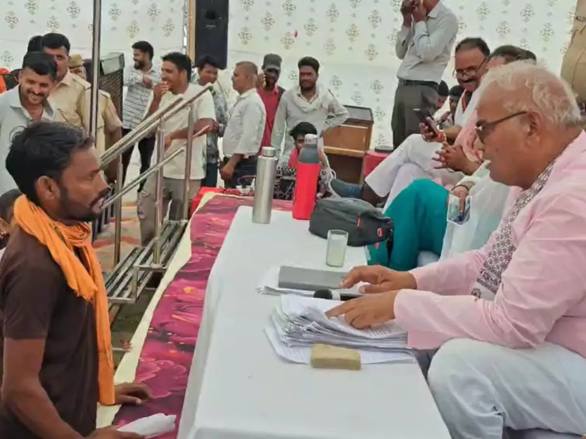 पत्नी के लिए मदन दिलावर के सामने फूटकर रो पड़ा शख्स, बोला- मेरी बीवी को दिलवा दो पत्नी के लिए मदन दिलावर के सामने फूटकर रो पड़ा शख्स, बोला- मेरी बीवी को दिलवा दो