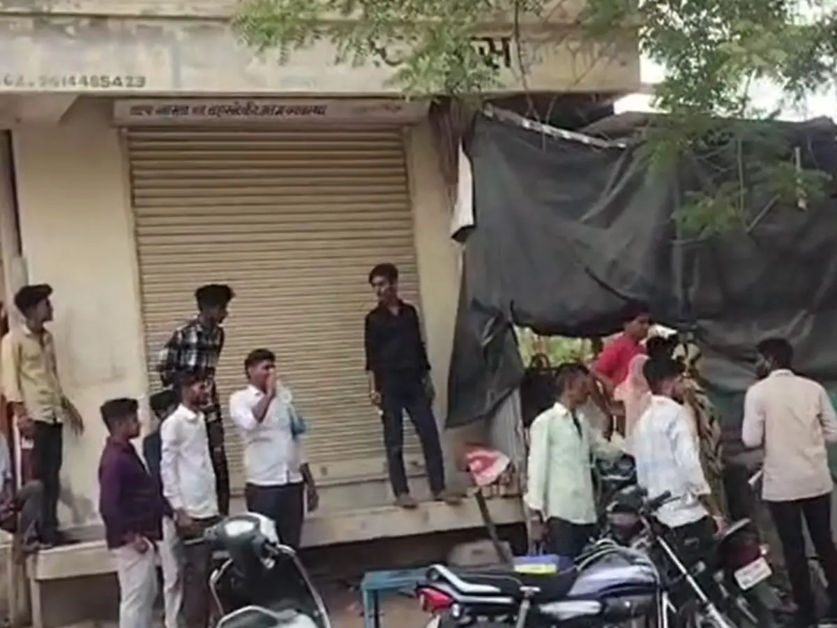 जालोर में महिला के साथ युवक ने की मारपीट, बर्फ गोले की रेड़ी बिखेरी जालोर में महिला के साथ युवक ने की मारपीट, बर्फ गोले की रेड़ी बिखेरी