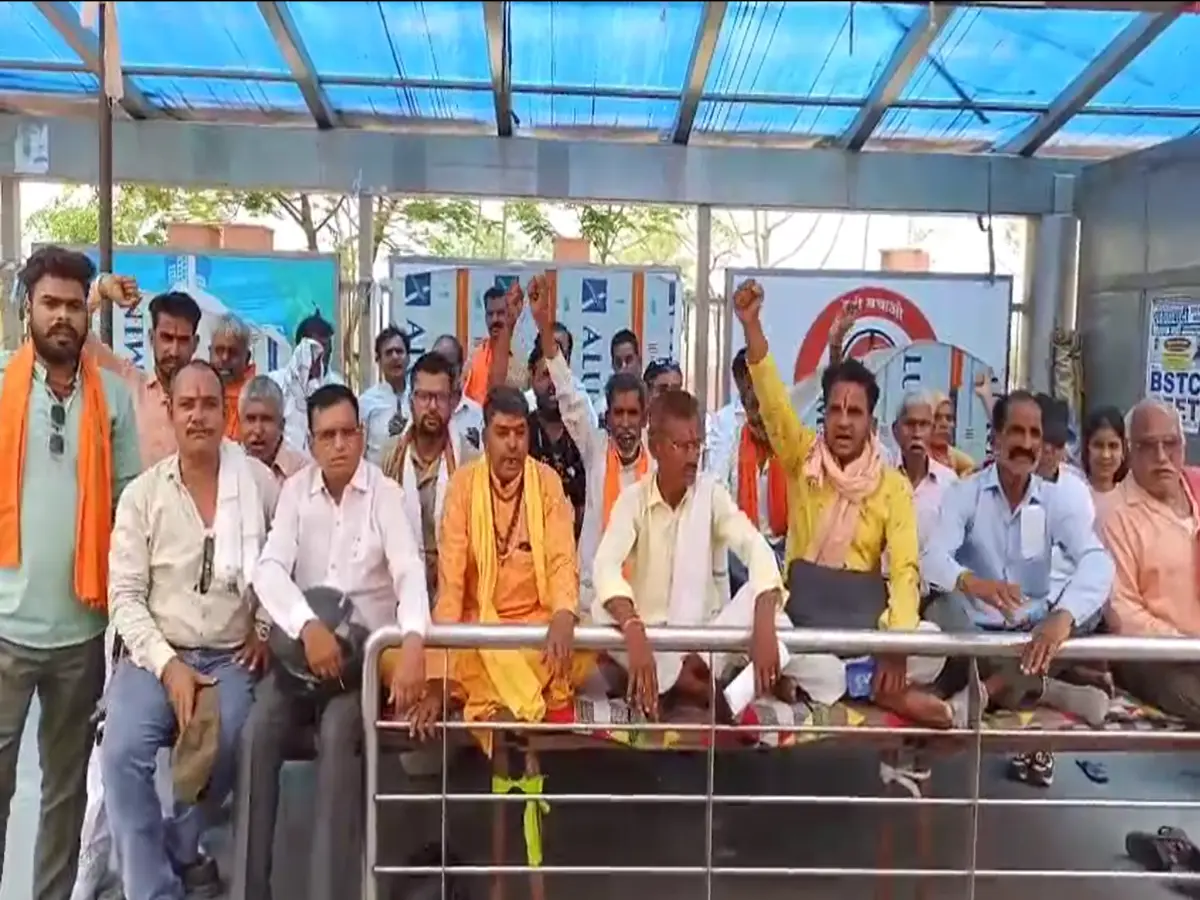 Kota News: कोटा में मंदिर बना जंग का मैदान! पुजारी परिवार पर हमले, प्रशासन बना मूक दर्शक Kota News: कोटा में मंदिर बना जंग का मैदान! पुजारी परिवार पर हमले, प्रशासन बना मूक दर्शक