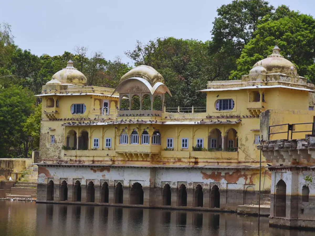 संगमरमर की छतरियां
