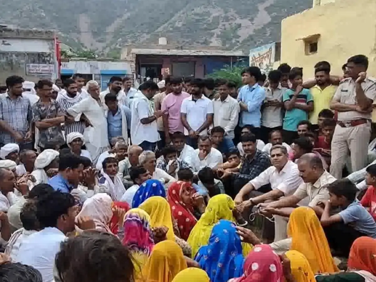 प्रतापगढ़ में लाखों की चोरी से मचा हड़कंप, 15 लाख रुपए के जेवरात लेकर फरार हुए चोर प्रतापगढ़ में लाखों की चोरी से मचा हड़कंप, 15 लाख रुपए के जेवरात लेकर फरार हुए चोर