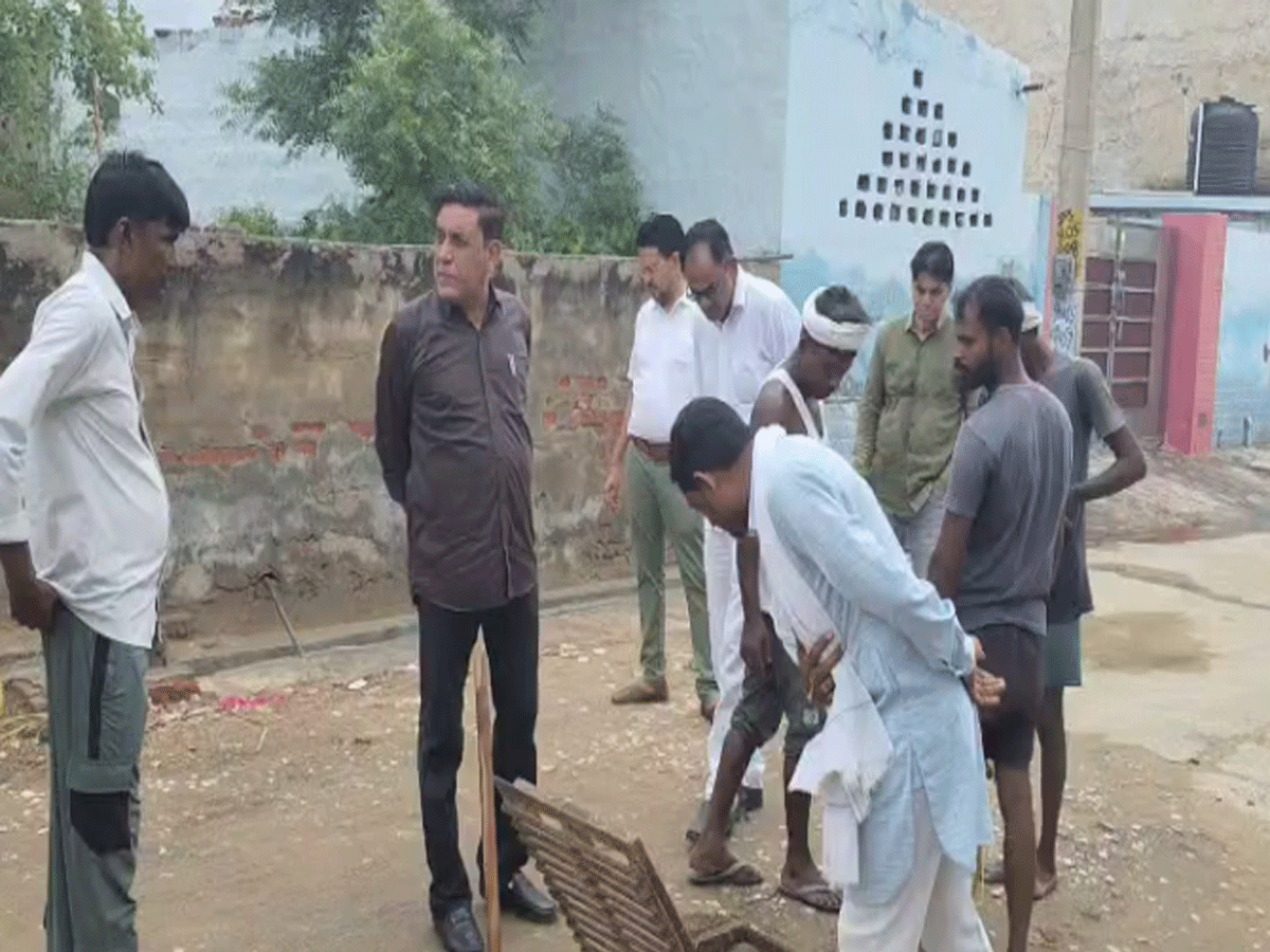 Churu News: बारिश के बाद सफाई को लेकर EO राकेश कुमार अरोड़ा ने किया दौरा Churu News: बारिश के बाद सफाई को लेकर EO राकेश कुमार अरोड़ा ने किया दौरा