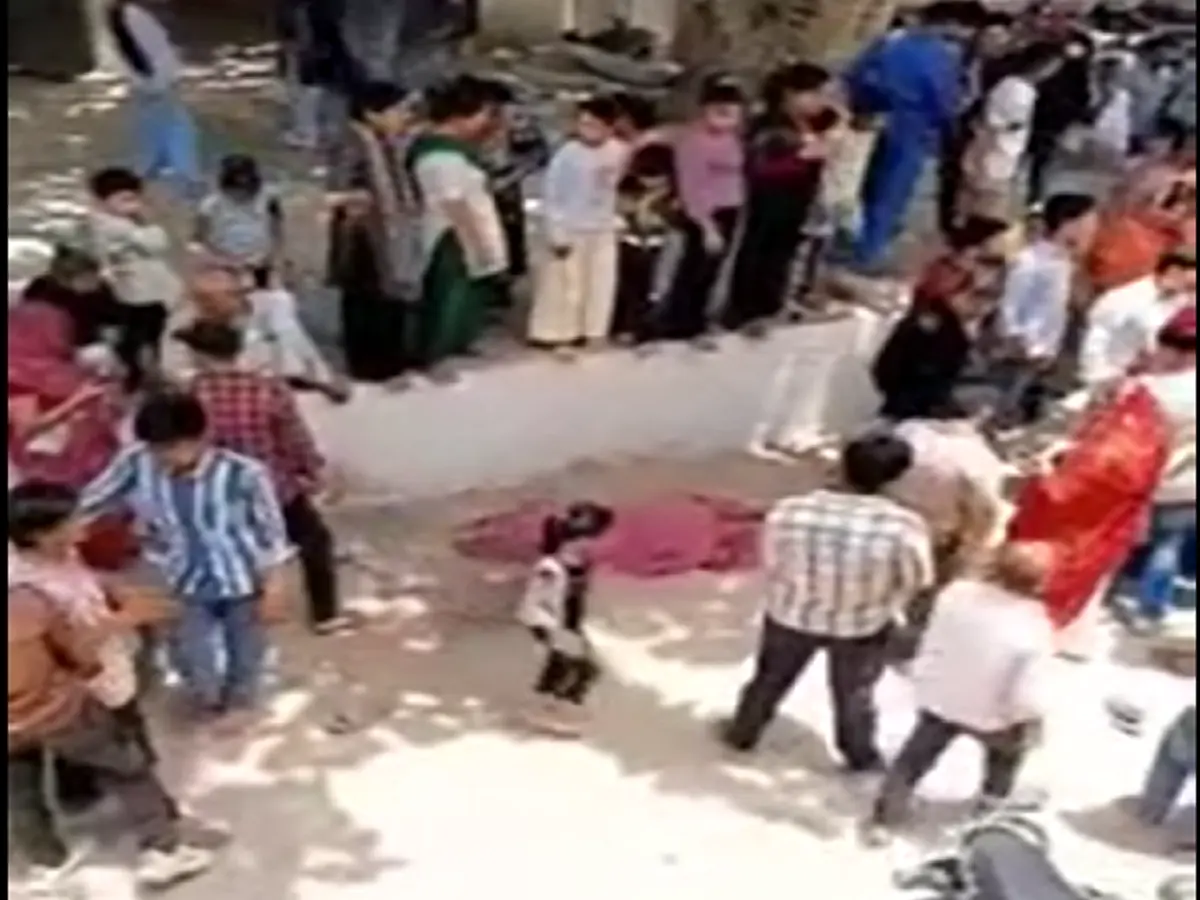 Viral Video: भीड़ के बीच अधेड़ महिला से हैवानियत! मारपीट का वीडियो वायरल