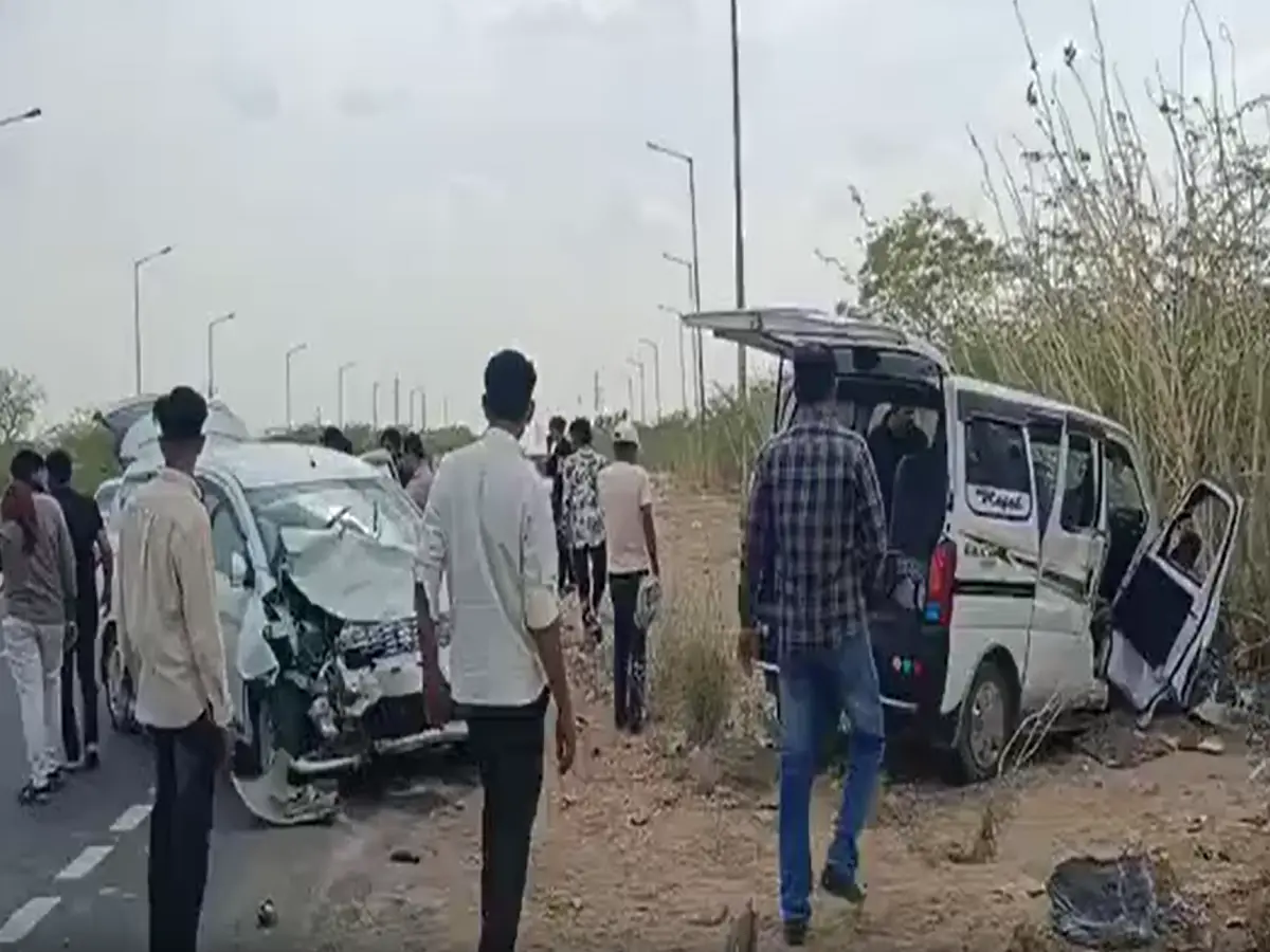 Jaisalmer News: तेज रफ्तार का कहर! दो पर्यटकों कारों में जबरदस्त भिड़ंत, उड़े परखच्चे Jaisalmer News: तेज रफ्तार का कहर! दो पर्यटकों कारों में जबरदस्त भिड़ंत, उड़े परखच्चे