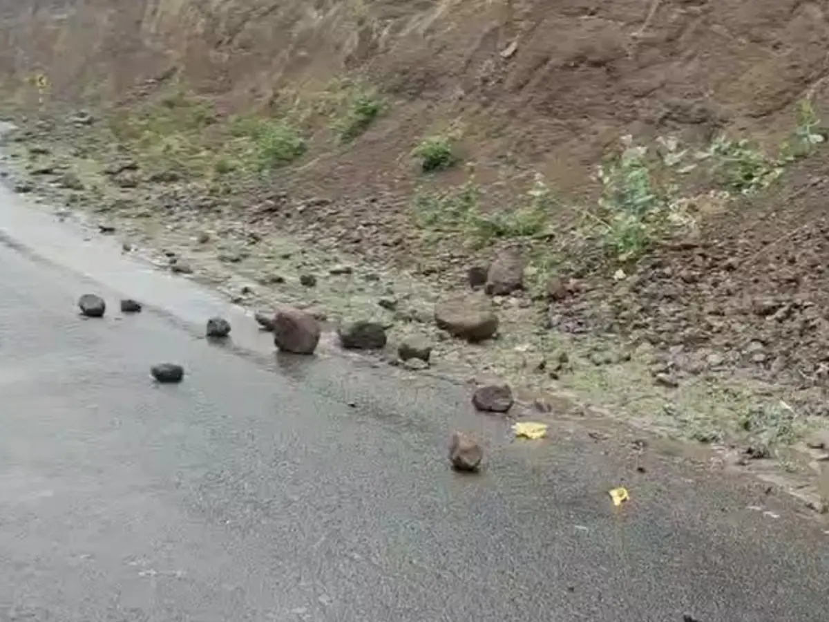 प्रतापगढ़ में चतरियाखेड़ी घाट पर पहाड़ी से गिरे पत्थर, बड़ी दुर्घटना टली