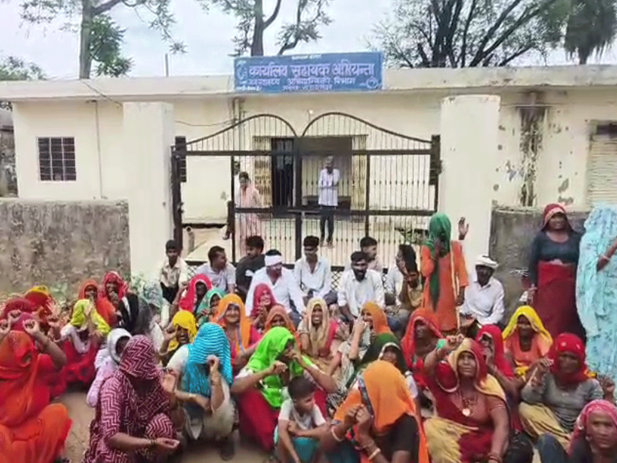 Kotputli News : घर का काम छोड़ जलदाय विभाग के ऑफिस के बाहर बैठी महिलाएं, बोली- पहले पानी दो Kotputli News : घर का काम छोड़ जलदाय विभाग के ऑफिस के बाहर बैठी महिलाएं, बोली- पहले पानी दो