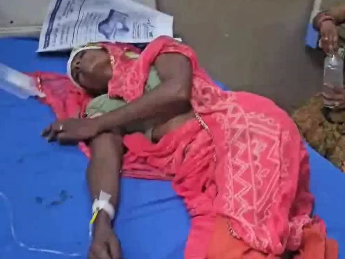 जमीन को लेकर देवर का खिसका दिमाग, भाभी को कुल्हाड़ी से...