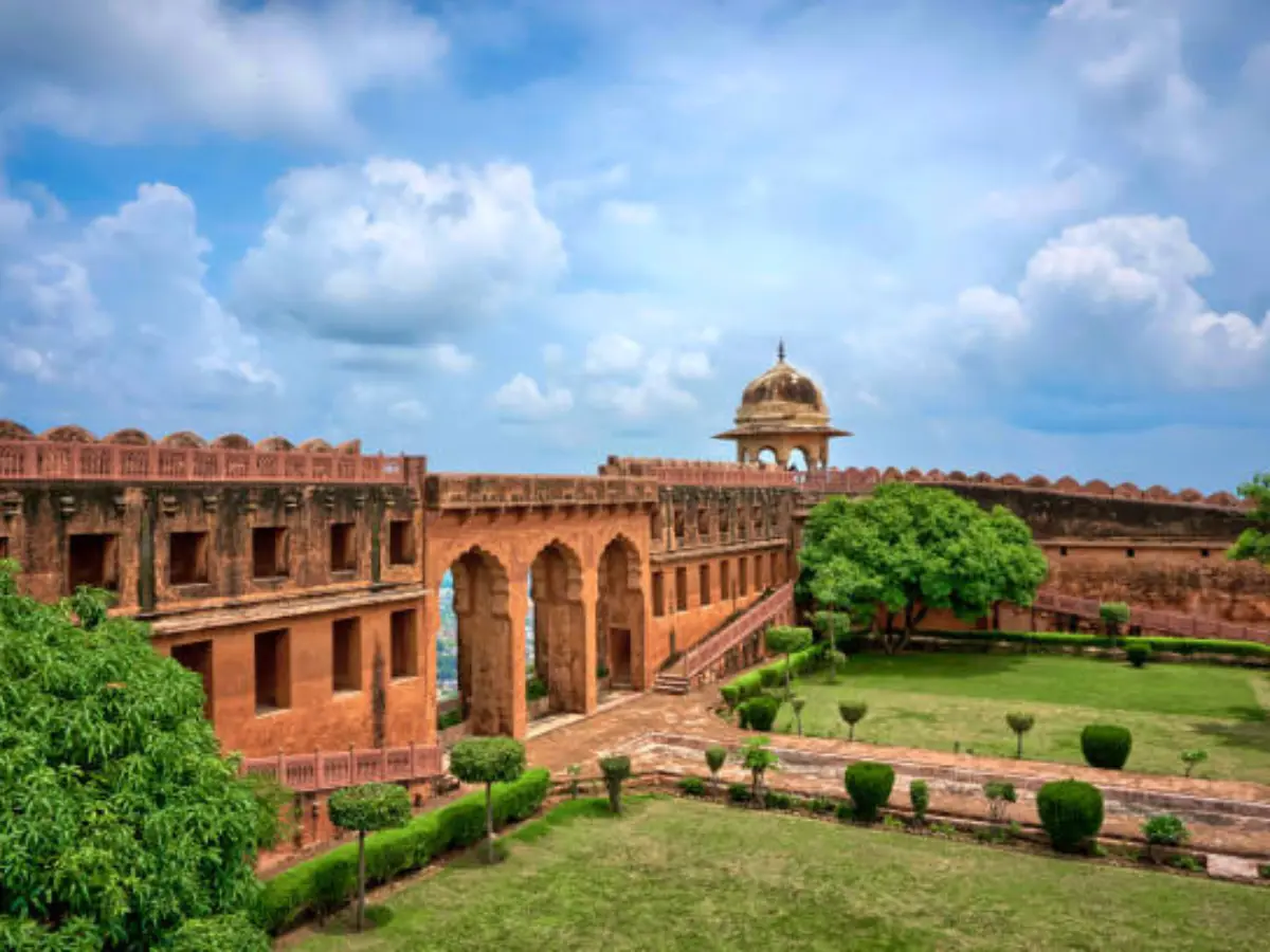 बलुआ पत्थर की भव्य संरचना