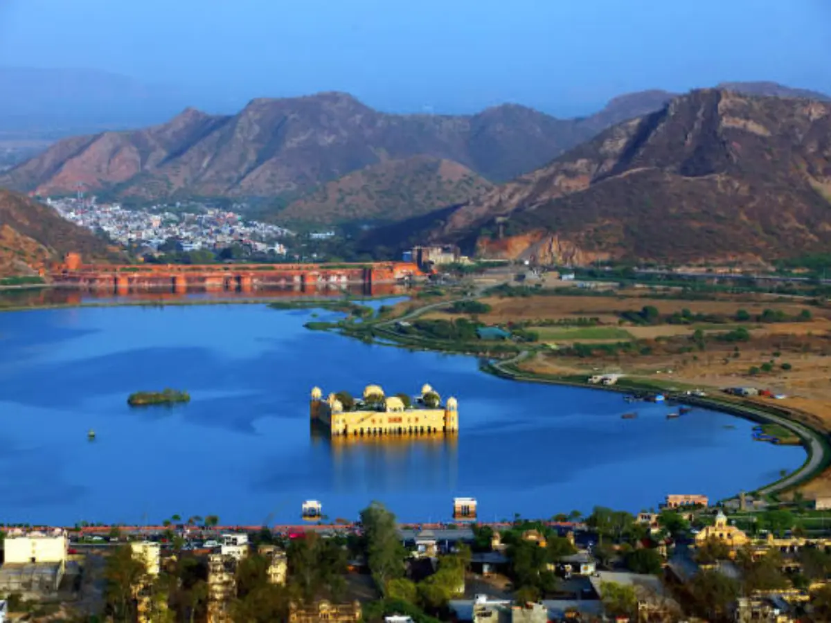 इस झील में तैर रहा है राजस्थान का 'रोमांटिक महल', रात में दिखते हैं परीलोक से नजारे !
