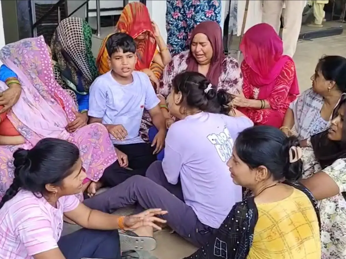 अस्पताल में करंट लगने से मजदूर की मौत, परिजनों ने अस्पताल प्रबंधन पर लगाया गंभीर आरोप अस्पताल में करंट लगने से मजदूर की मौत, परिजनों ने अस्पताल प्रबंधन पर लगाया गंभीर आरोप