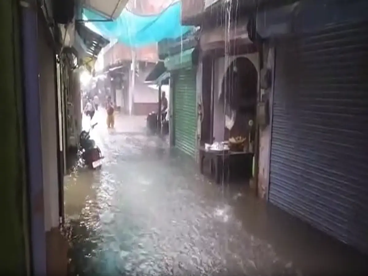 हिण्डौन में ताबड़तोड़ बारिश बनी आफत! डूबे बाजार, चारों तरफ सिर्फ पानी ही पानी