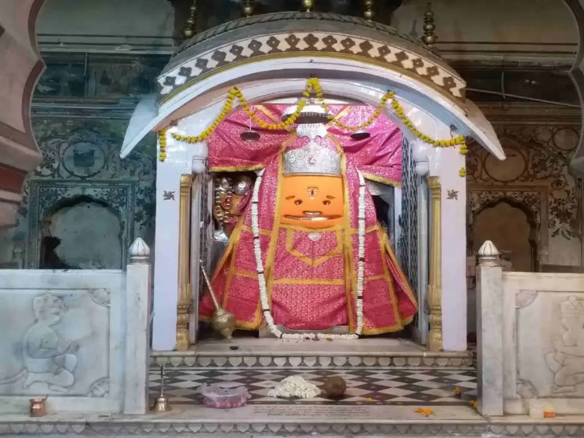 Jaipur News: हनुमान जी के दरबार में गंदगी का कहर! श्रद्धालुओं पर उछलता गंदा पानी, दीवारें भी भीग रहीं