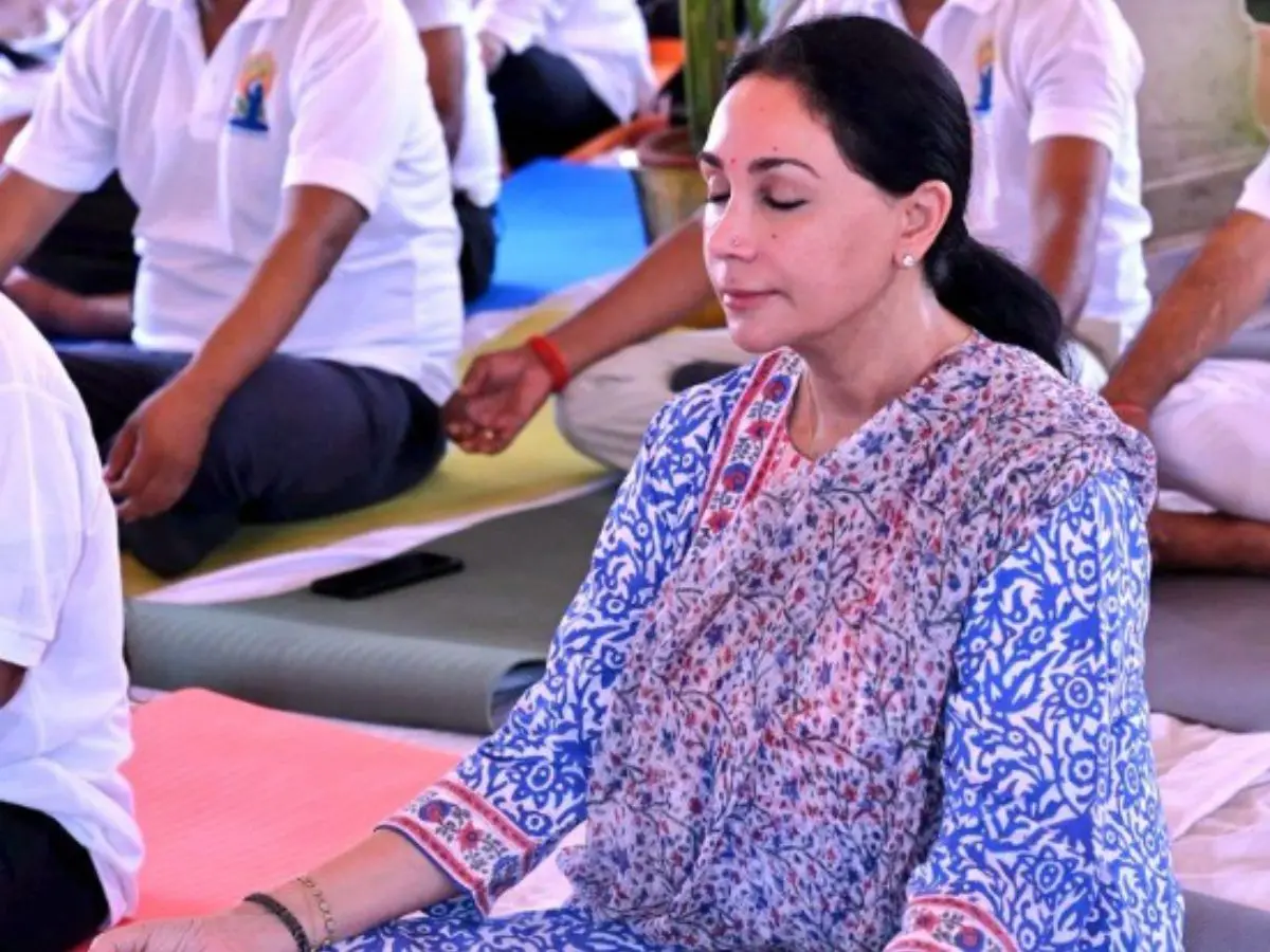 उप मुख्यमंत्री दीया कुमारी ने सिटी पैलेस में किया योग, बोलीं- योग केवल एक दिन नही...