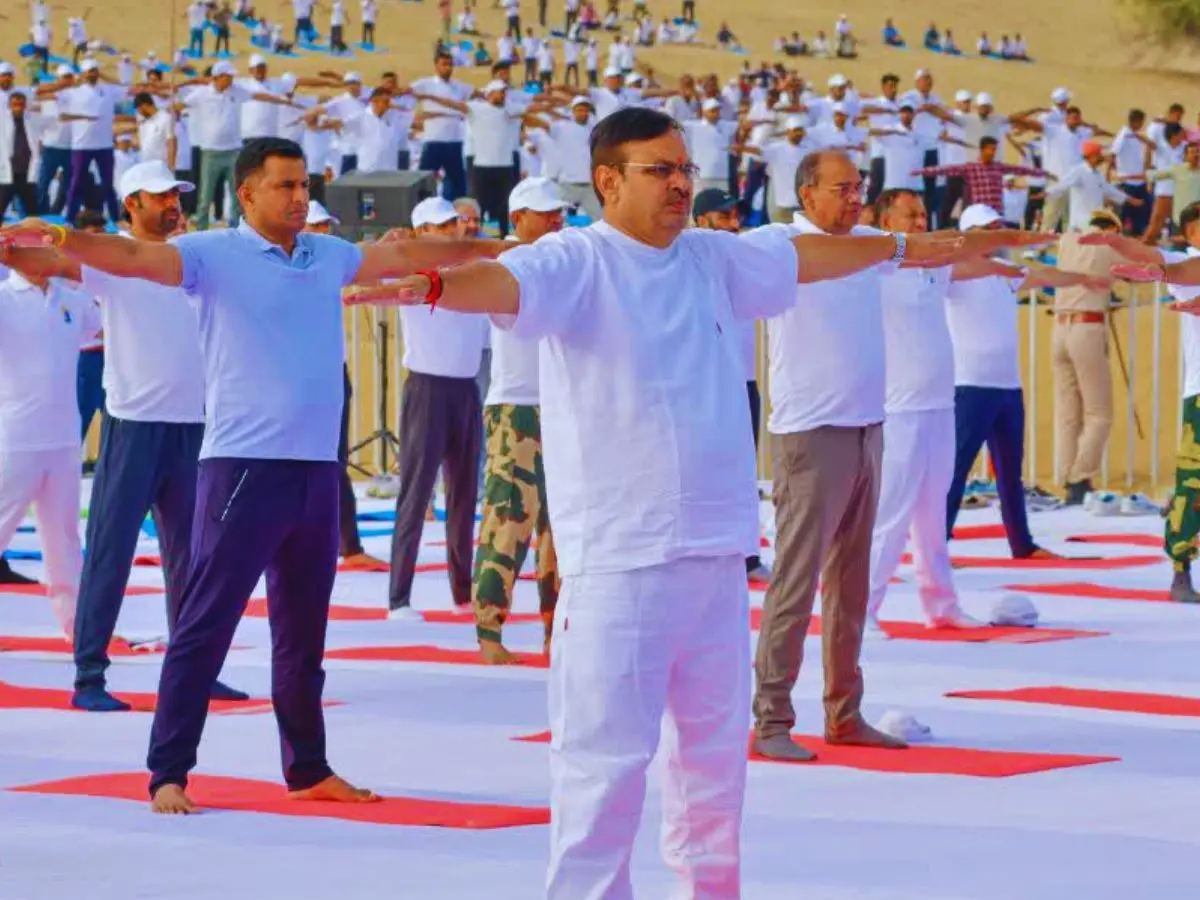 CM भजनलाल शर्मा ने जैसलमेर के रेगिस्तान में किया योग, खुहड़ी को एक यादगार पल देने की कोशिश CM भजनलाल शर्मा ने जैसलमेर के रेगिस्तान में किया योग, खुहड़ी को एक यादगार पल देने की कोशिश